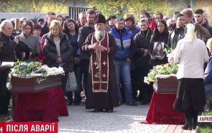 Трьох жертв ДТП у Харкові поховали під сльози рідних і друзів