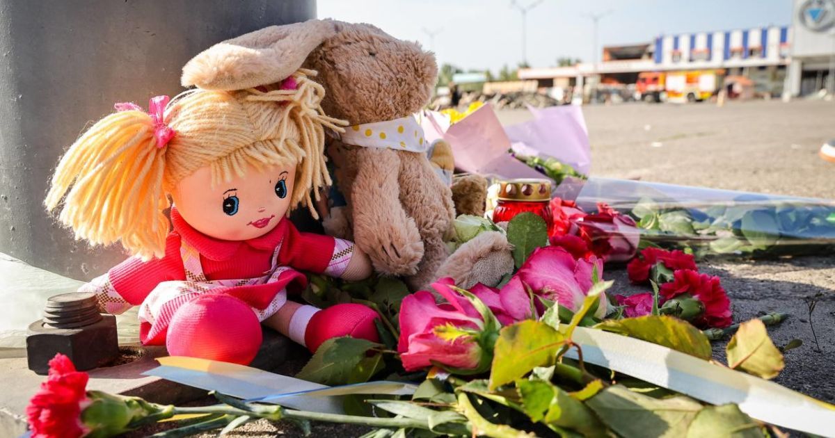 На місці удару росіян по "Епіцентру" у Харкові