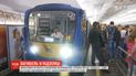В столичном метрополитене на рельсы упала женщина