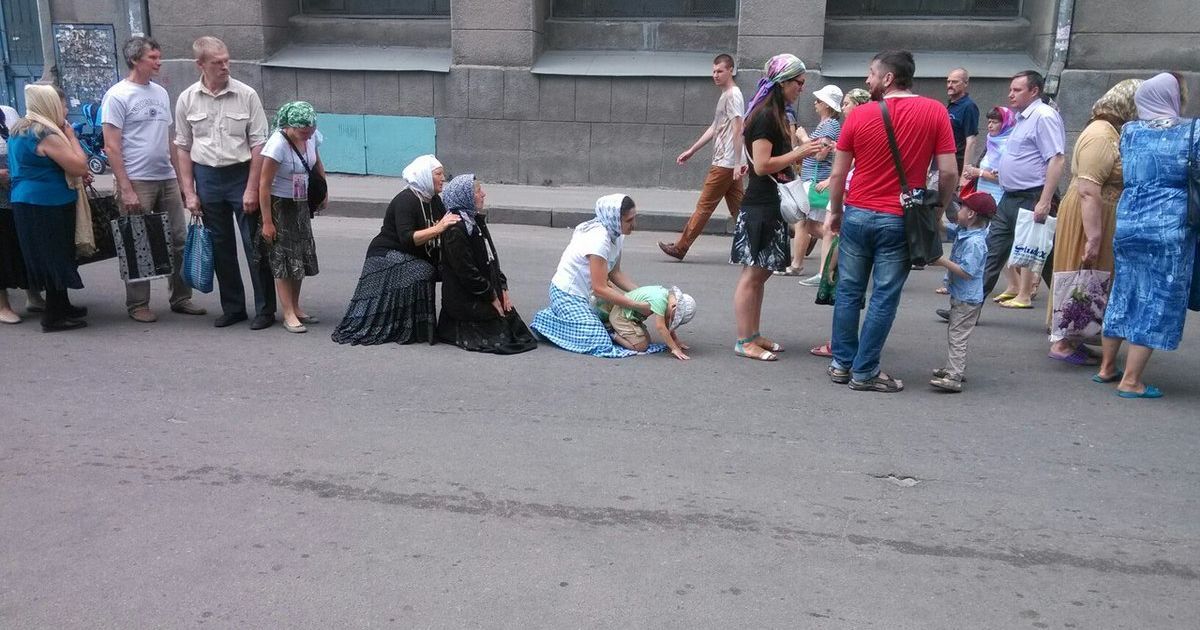 У Харкові влаштували "хресну ходу за мир" з георгіївськими стрічками і портретами Миколи ІІ