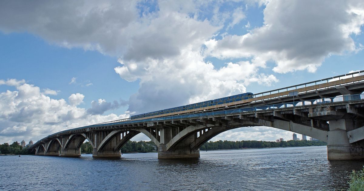 "Мінувальника" мосту Метро в Києві схопила поліція