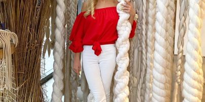 У червоній блузці з оголеними плечима: Ірина Федишин продемонструвала стильний аутфіт