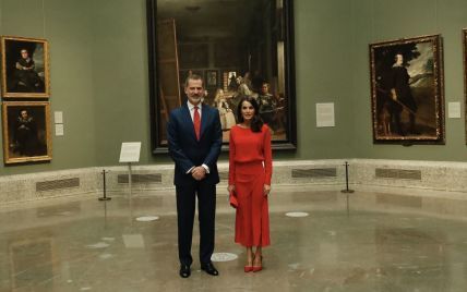 В червоній сукні і човниках до тону: королева Летиція з чоловіком Філіпом сходила до музею