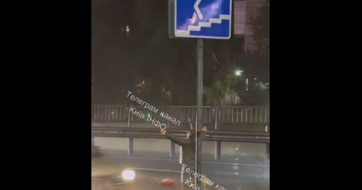 Женщина вышла на проезжую часть улицы в Киеве