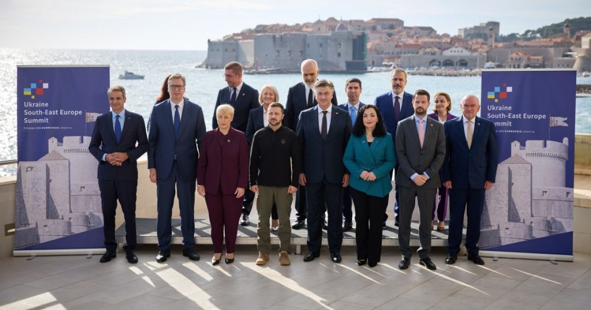 Президент Сербії Олександр Вучич (другий зліва)