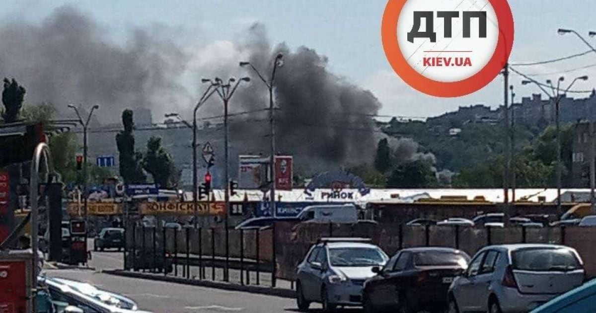 В Киеве загорелся рынок возле станции метро "Почайна"