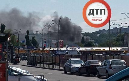 У Києві загорівся ринок поблизу станції метро "Почайна"