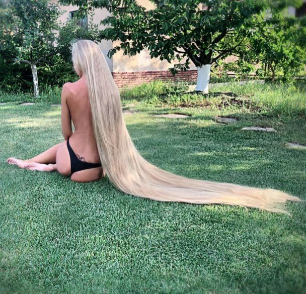 Альона Кравченко топлес на галявині / © instagram.com/alona__kravchenko