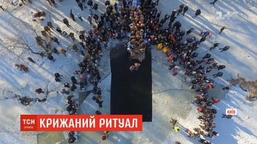 Крижаний ритуал: сотні тисяч українців пірнали в ополонку на Водохреще