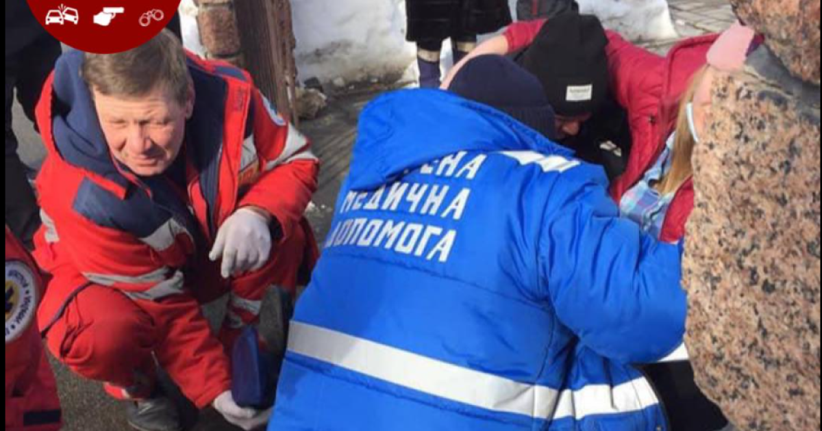 Сплутав педалі: під Києвом водій в'їхав у зупинку і травмував маму з дитиною