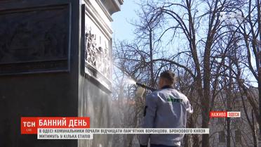 В Одесі комунальники почали відчищати пам’ятник Воронцову