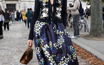 В цветочном платье и кардигане с вырезом: Ольга Куриленко позировала на парижской брусчатке