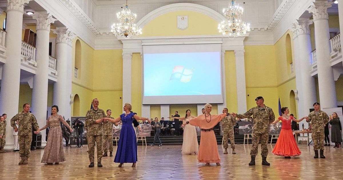 Бал заради АТО: бійці та волонтери станцювали вальс у колонному залі КМДА