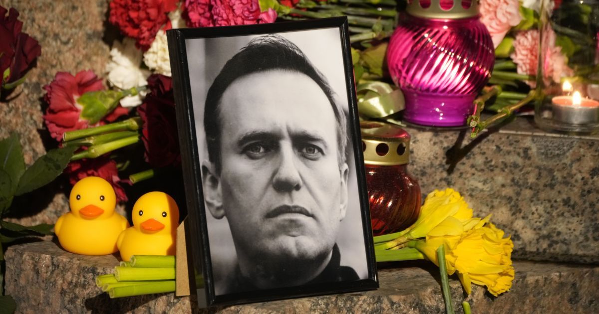 Уличный мемориал Навального в Санкт-Петербурге