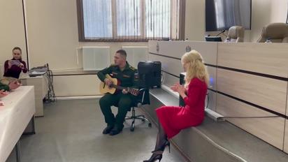 Екатерина Мизулина цинично выступила перед курсантами в Тюмени с украинской песней