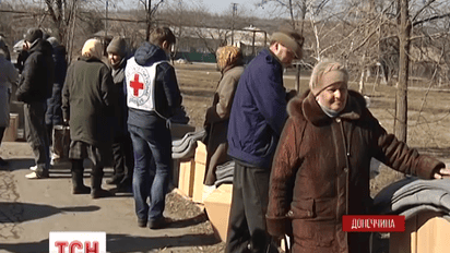 Червоний хрест повіз в прифронтові села під Маріуполем ковдри, свічки та консерви