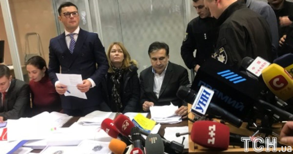Саакашвілі випустили із "клітки" в Печерському суді