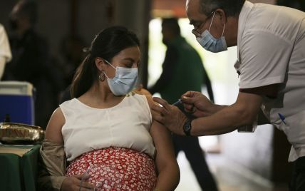 Украинцам объяснили, может ли вакцинация от коронавируса вызвать бесплодие и влиять на менструацию