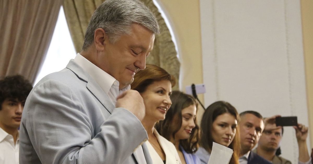 Порошенко з родиною проголосував на парламентських виборах