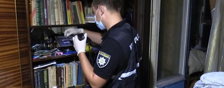 У Києві вбивця намагався заховатись від копів під диваном у жертви вдома