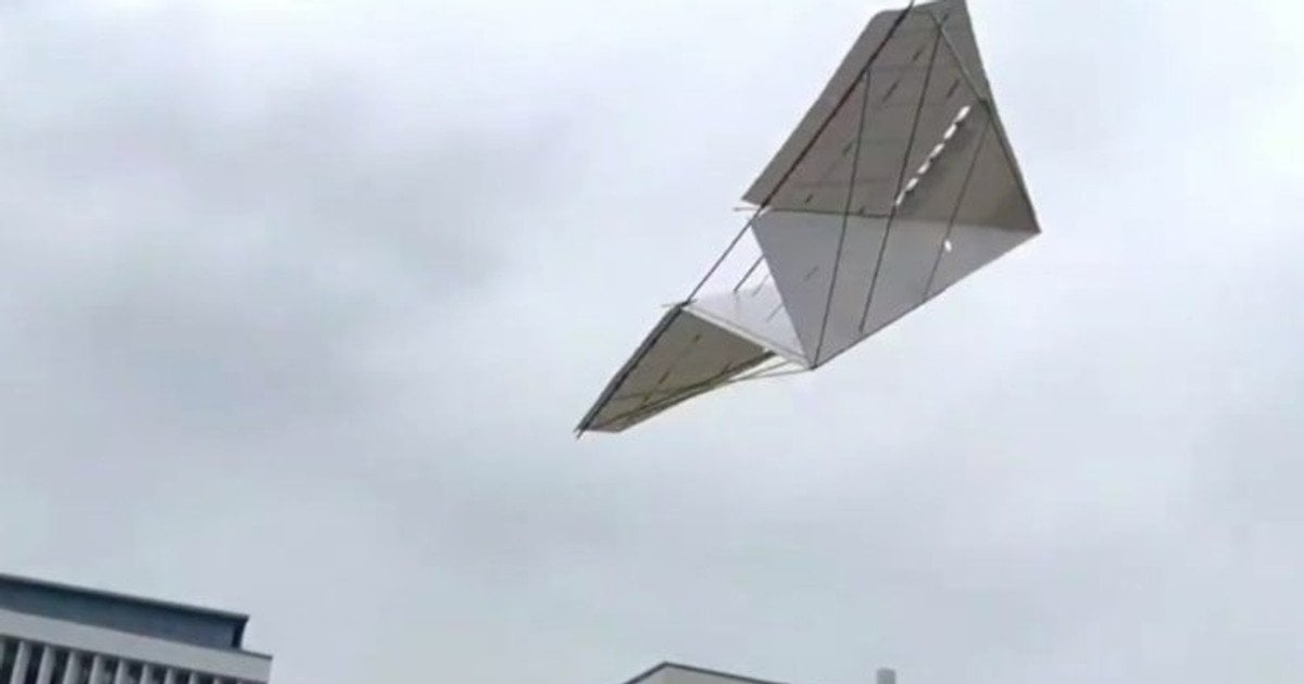 Самый большой в мире бумажный самолет на радиоуправлении