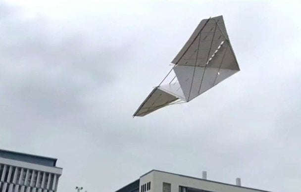 Учні створили найбільший у світі паперовий літак на радіокеруванні — фото