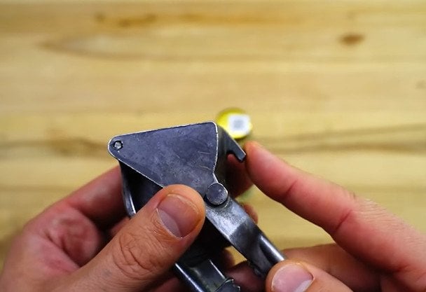 Часникодавкою можна відкривати пляшки// фото: crafthandmade