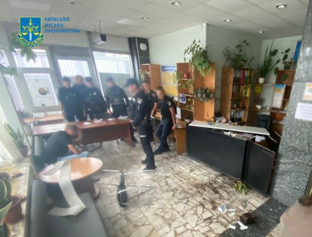 Полицейским нарушитель заявил, что решился на такие действия после того, как не смог найти порядочной жены. Фото: Киевская городская прокуратура