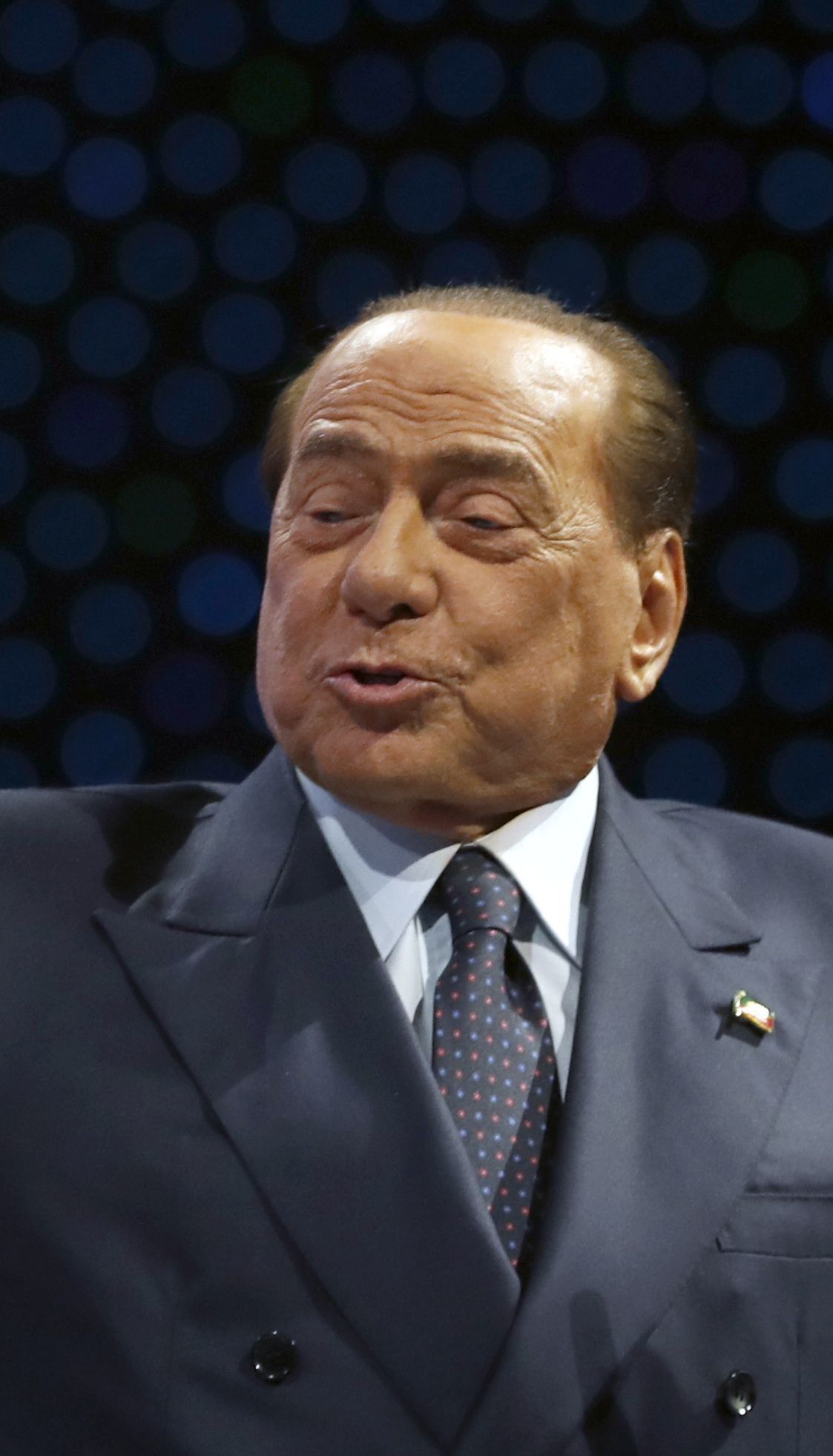 Экс-премьер Италии Берлускони попал в больницу с коронавирусом
