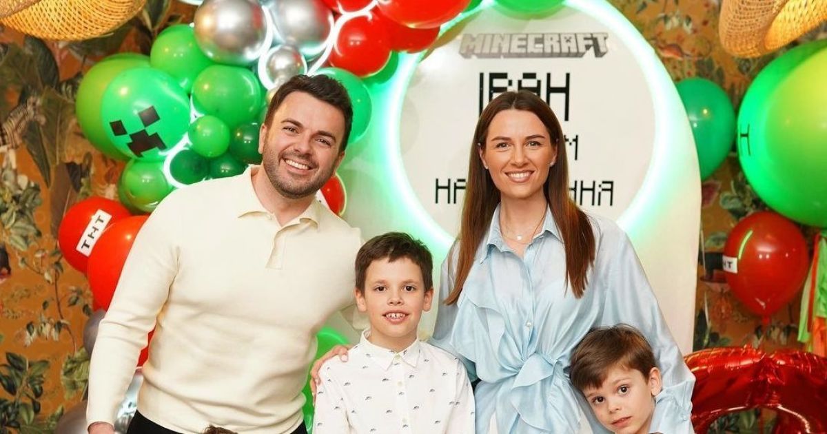 Григорій Решетнік із дружиною та синами