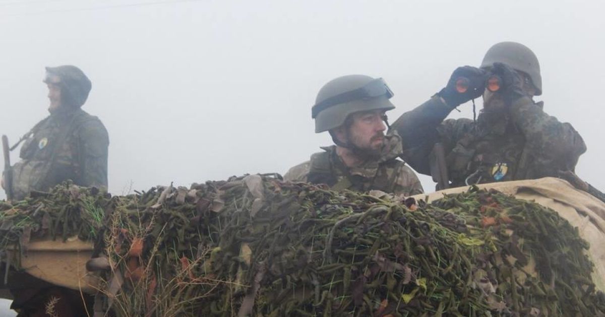 Попри холод, дощ та сніг бійці впевнені, що вистоять / © facebook.com/azov.batalion