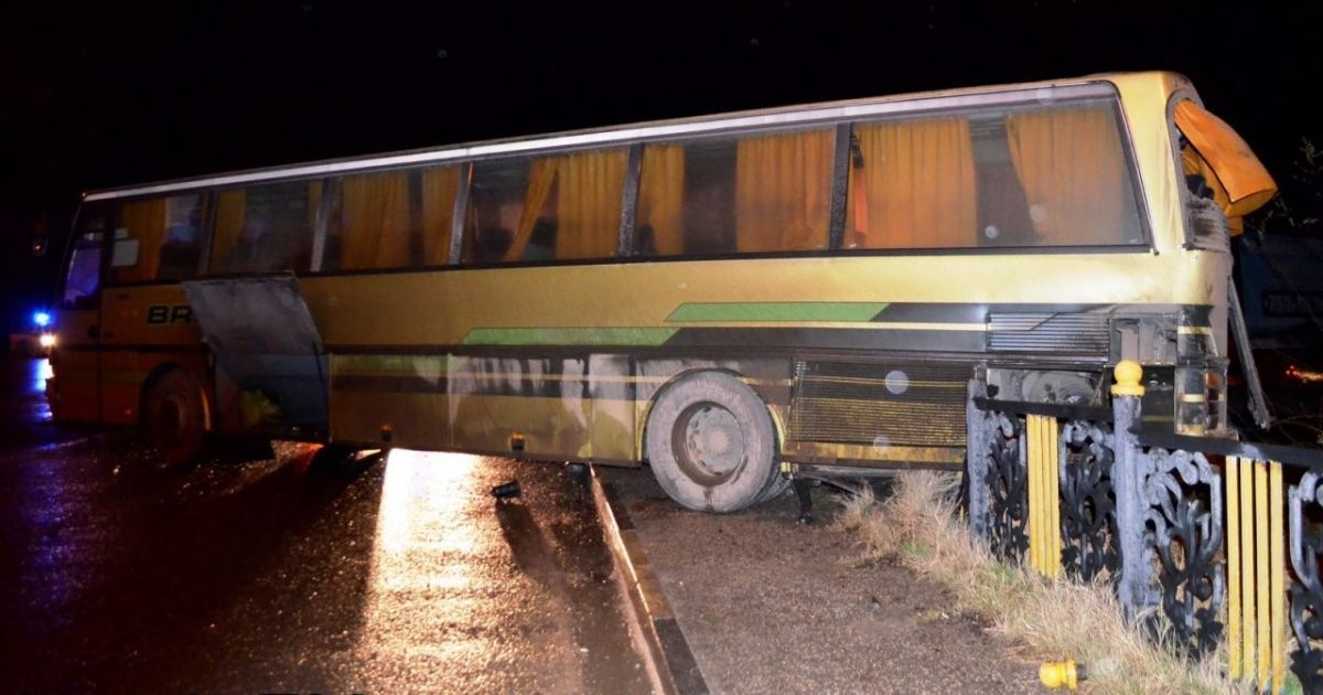 У Криму вантажівка протаранила рейсовий автобус до Ростова, є постраждалі
