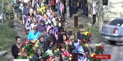 В Кировограде похоронили ребенка, которого жестоко убил маньяк-сатанист