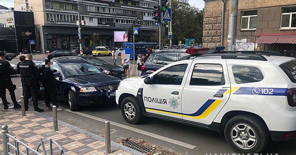 Спецпризначенці затримали двох жінок, які ошукали пенсіонера у Шевченківському районі столиці / © Полиция Киева / Facebook