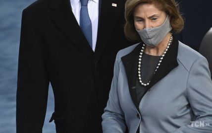 В нежно-голубом пальто с темными лацканами: Лора Буш продемонстрировала лаконичный образ