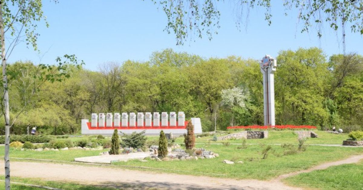 У Запоріжжі демонтують радянську техніку в парку Перемоги: росіяни поширюють фейки про "вогневі позиції ЗСУ"
