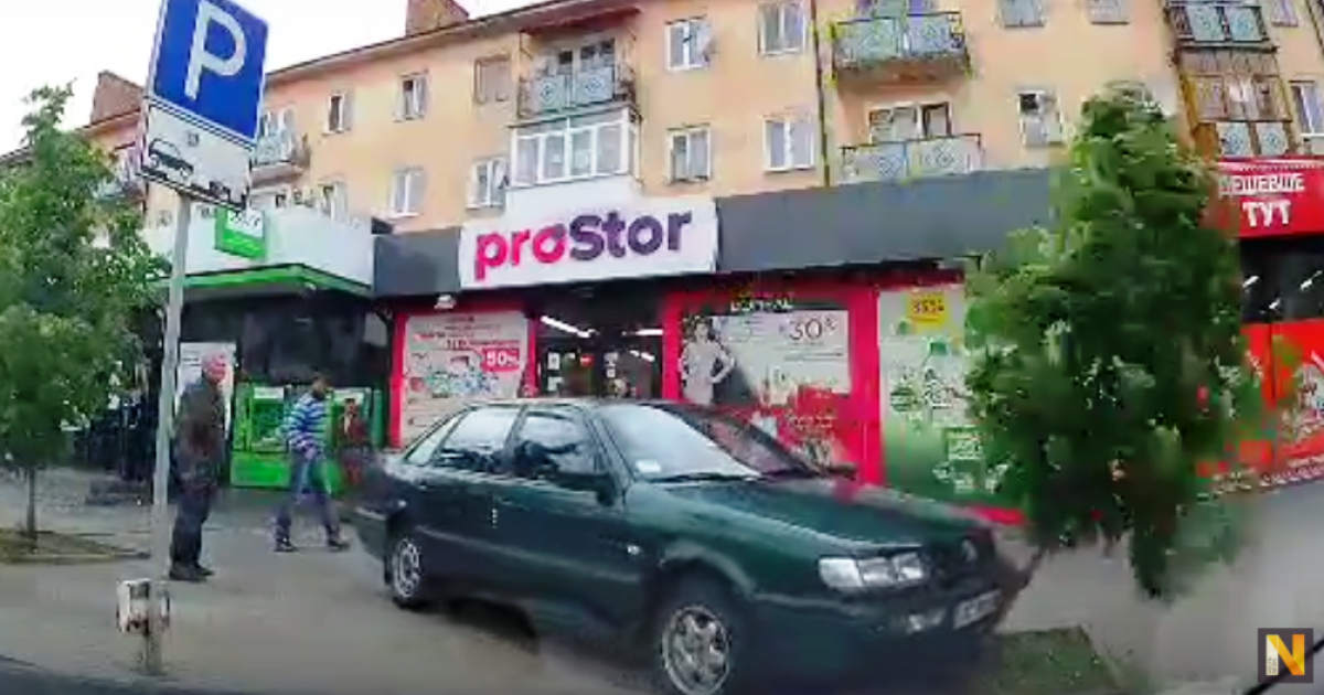 В Луцке дошкольник за рулем автомобиля сбил человека и поломал деревья