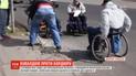 "Бордюр не дорожчий поваги": люди на візках із молотками та кувалдами пробивали собі шлях