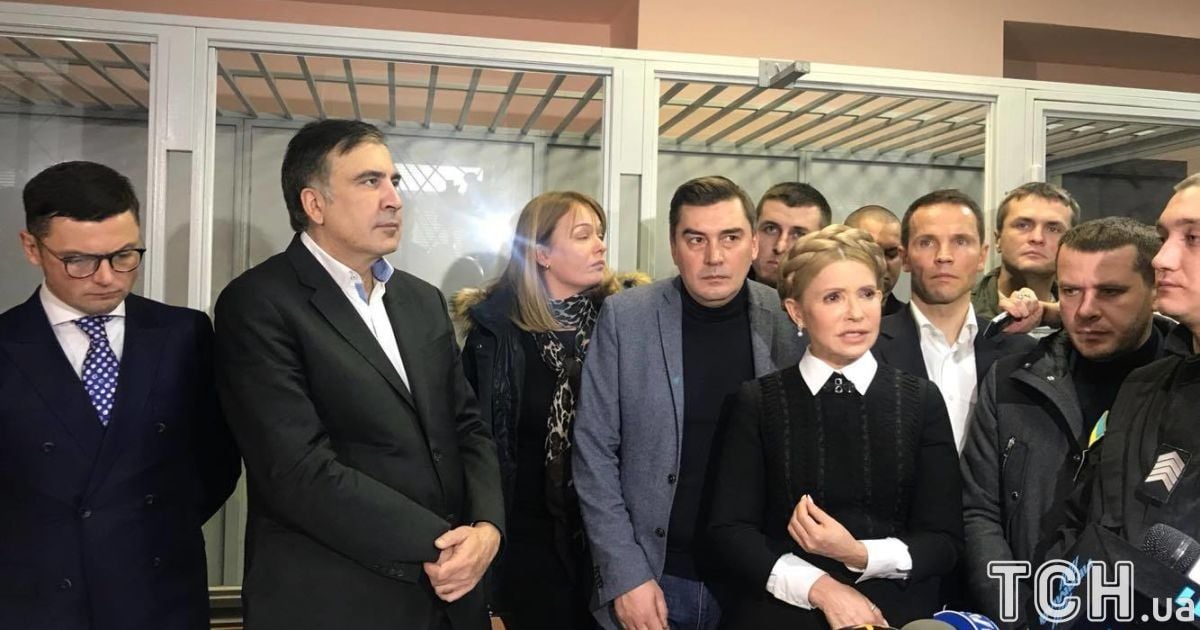 До Тимошенко на "перевиховання". Адвокатам Саакашвілі передали документ про взяття його на поруки