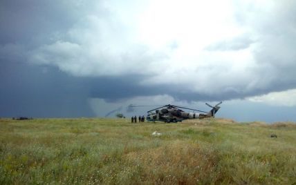 АН-24 "Руслан" привіз в Україну три бойові вертольоти