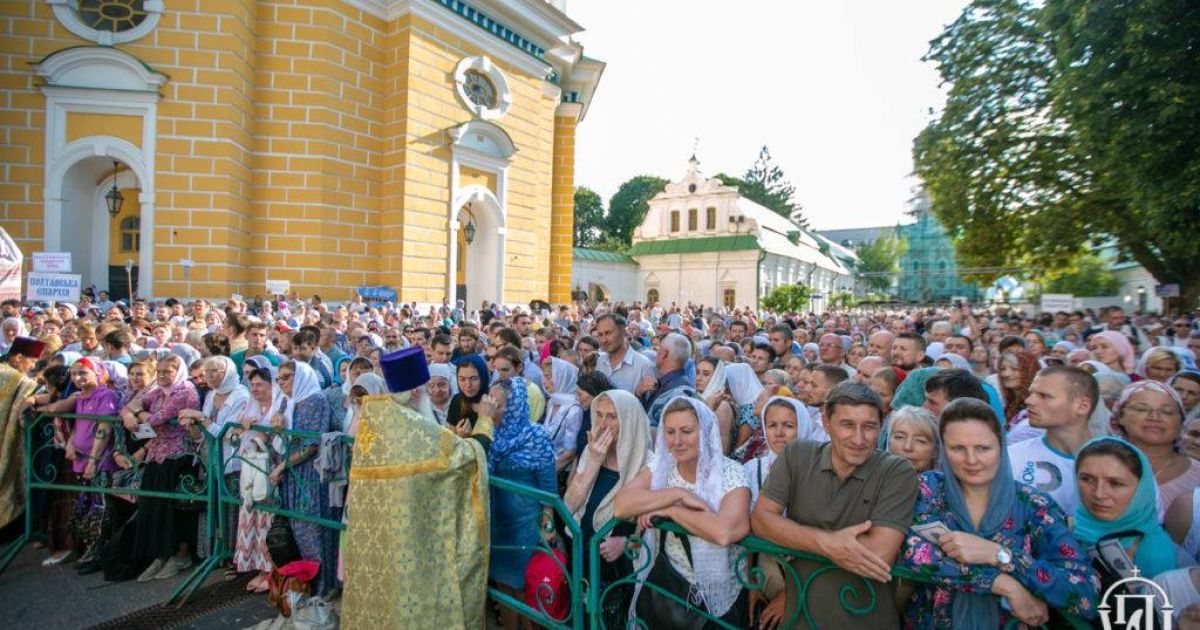 С толкотней у святынь и под жарой: в столице верующие УПЦ МП устроили многолюдный крестный ход