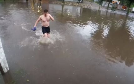 Молодик із Львівської області пірнав та плавав у затоплених дорогах, шукавши загублені автономери: з'явилось відео