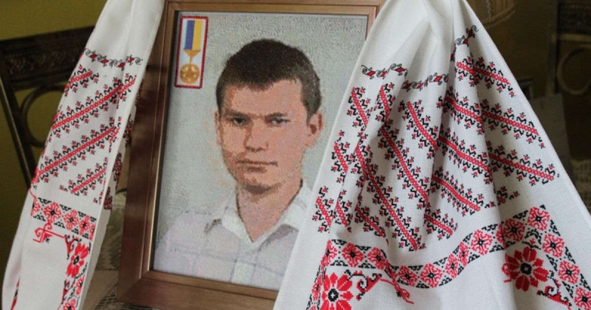 Пенсионерка вышила портрет Героя Украины / © Бахмут