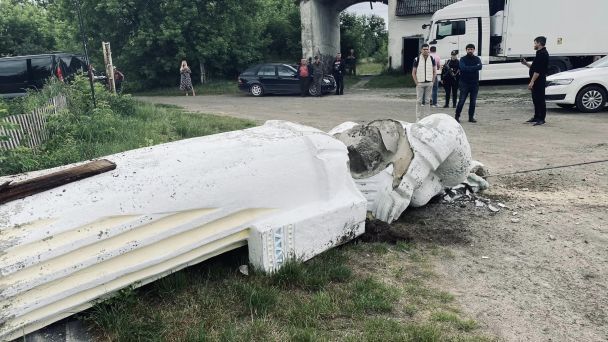 Пам'ятник колгоспниці таки демонтували. Фото: Захар Миляник / © 