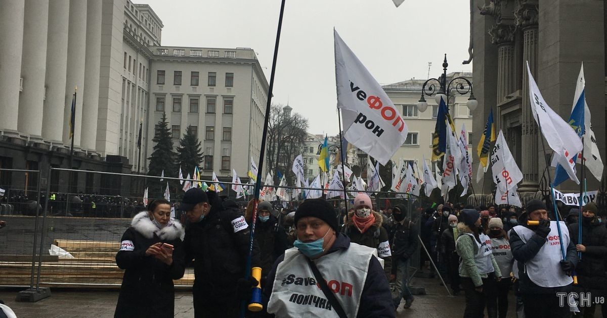 У Києві підприємці зносять паркан під Радою