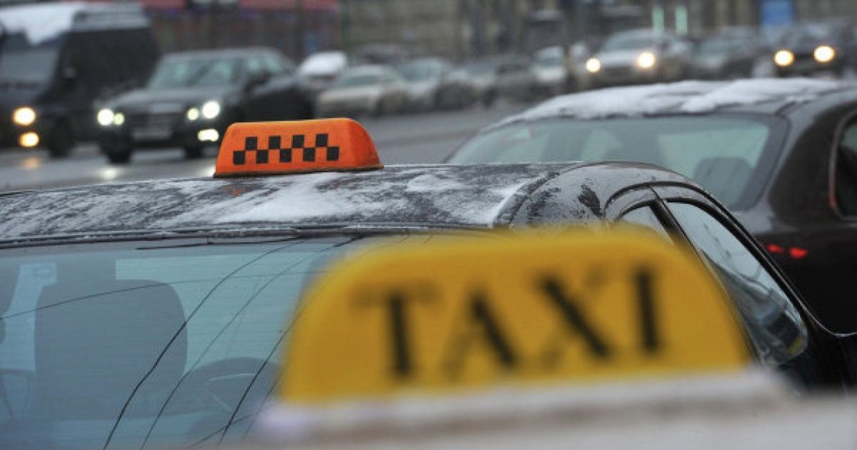 Оставил без сознания у подъезда: в Киеве таксист угостил пассажирку кофе с психоторопом и обокрал