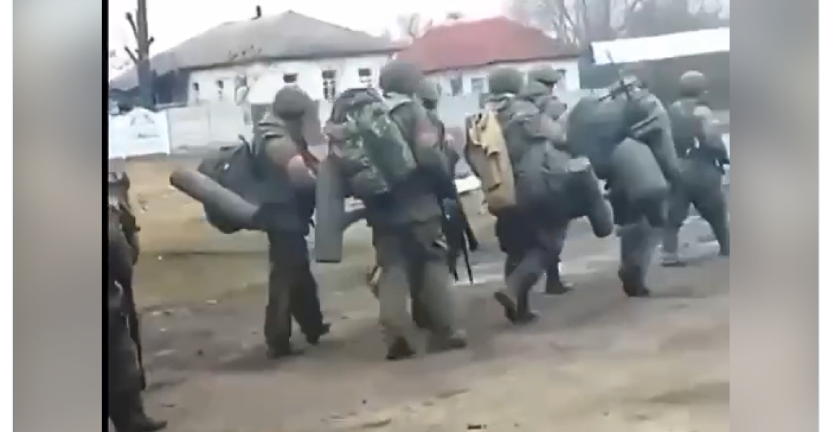 "Своїм ходом на Москву": на Сумщині російські окупанти залишили військову техніку та втекли (відео)