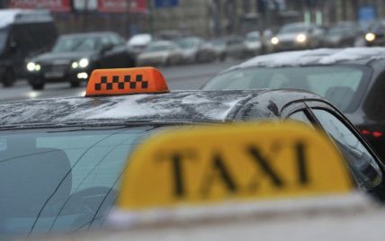 Залишив непритомну біля під'їзду: в Києві таксист пригостив пасажирку кавою з психоторопом та обікрав