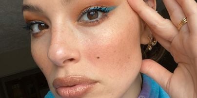 Бути красивою і на карантині: Ешлі Грем показала свій яскравий домашній макіяж
