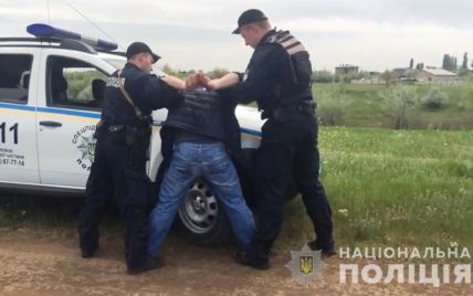 В Одессе полиция задержала угонщиков, которые под угрозой пистолета отобрали у женщины машину